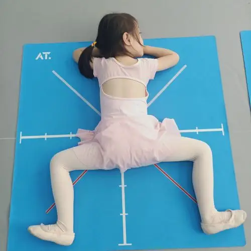 旁平位:在旁斜下位基础上,双手向上抬高,与肩保持一条直线.