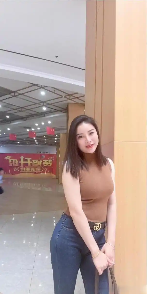 身材丰满的美少妇 肉肉的感觉就是好看啊!