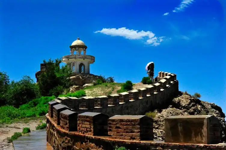 乌什燕子山和燕泉山哪个更好玩