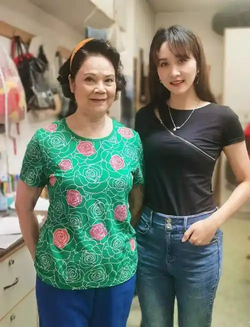 《大话黄飞鸿》期间,邝祖乐饰演的梁宽非常老实还搞笑,龚洁影顿时对他