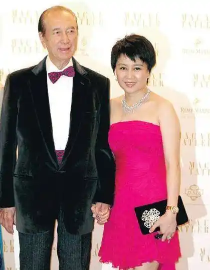 梁安琪连衣裙,内搭薄衫,外面有蕾丝图案,常在女性日常穿着中穿着.