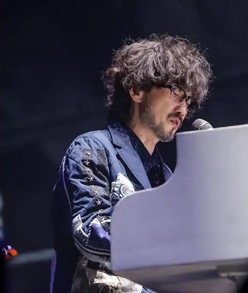 1998年,他改回了自己的本名周传雄,以大胡子的形象重新进入了歌坛.