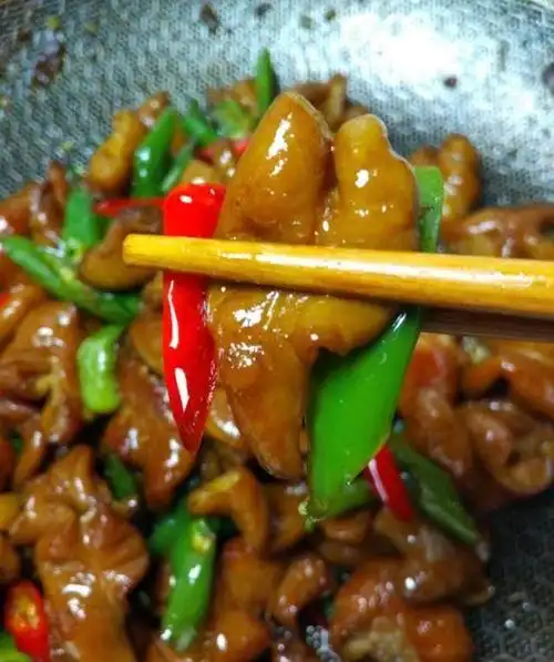 尖椒炒肥肠,这样炒出来的没有膻味