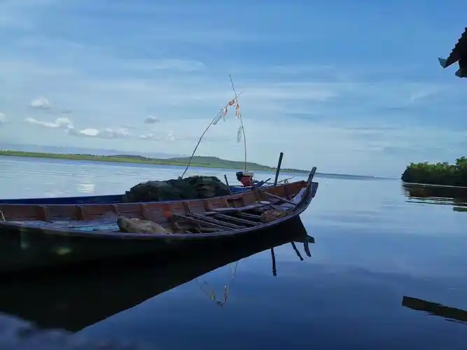 弯弯小船,蓝蓝天空