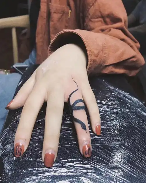 最新彩色手指纹身图案大全可爱的手指纹身设计3