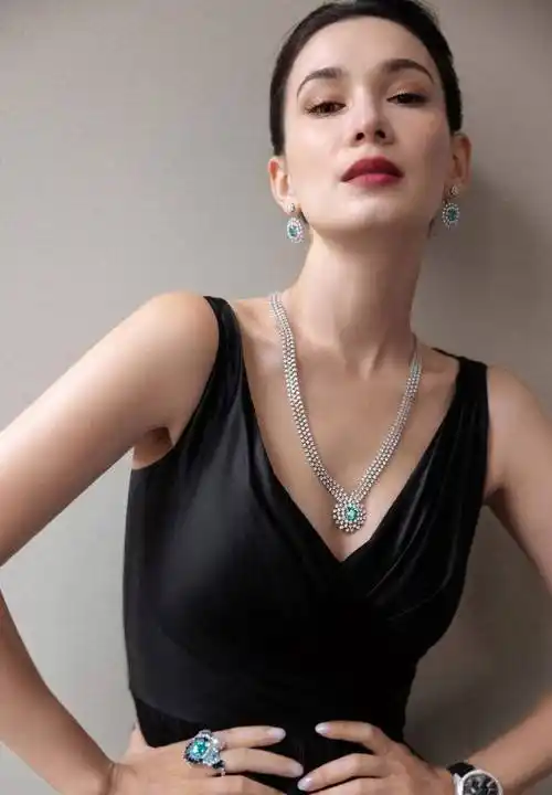 女星卢靖姗一袭黑色长裙大v背带佩戴名贵珠宝,优雅高贵惊艳全场_韩庚