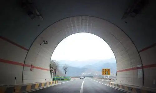 包茂高速穿越大巴山,隧道卖萌,起名"快活"