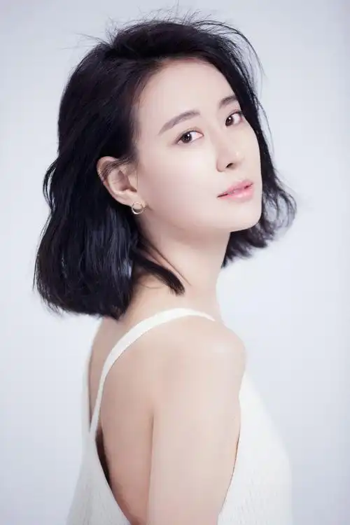 演员王乐君示范夏日清爽装扮时尚大片 肌肤雪白诠释迷人女神风情中国