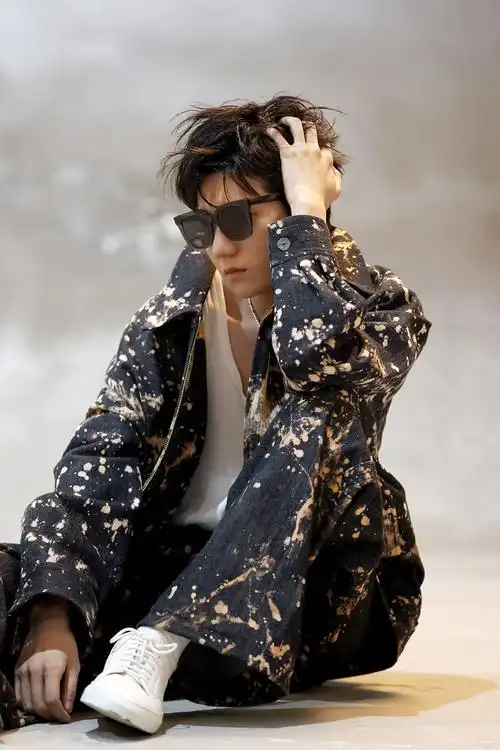 叮叮叮,帅气源哥九宫格掉落~与@tfboys-王源一起pick#prsr帕莎眼镜