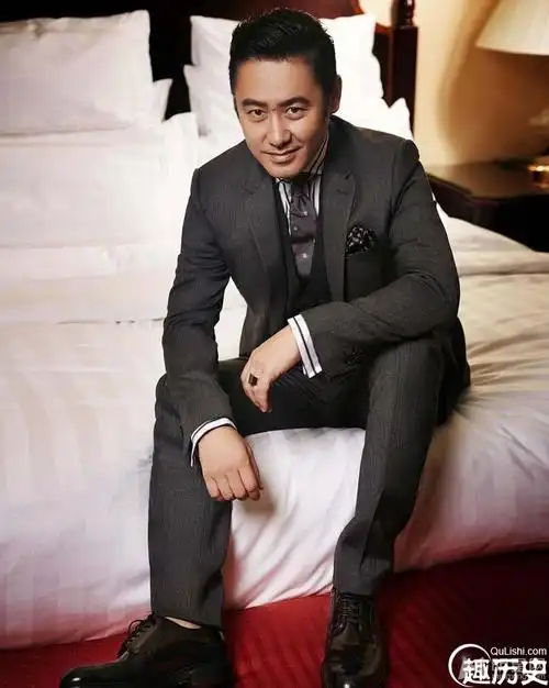 近日,在山东忙于拍戏的吴秀波曝光一组写真大片,照片中的吴秀波身着