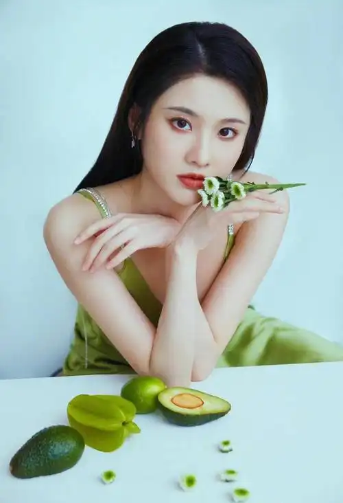 靠男友肩膀还一同回家,男方高大壮硕疑家境不菲|何炅|张慧雯|张艺谋