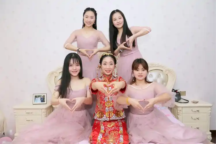 "霍许伊人三生,莲里同心三世"2017年7月9日,新郎霍霆与新娘向莲的浪漫