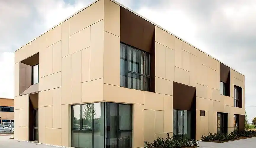 导语 lead真石漆是一种广泛用于外墙建筑装饰的涂料产品,在整个墙面