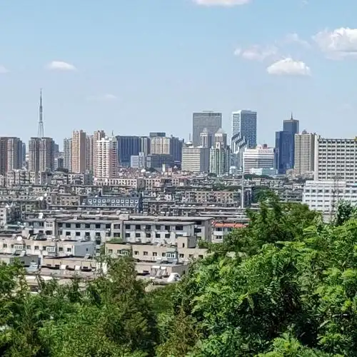 登凉亭山观鞍山城市风光