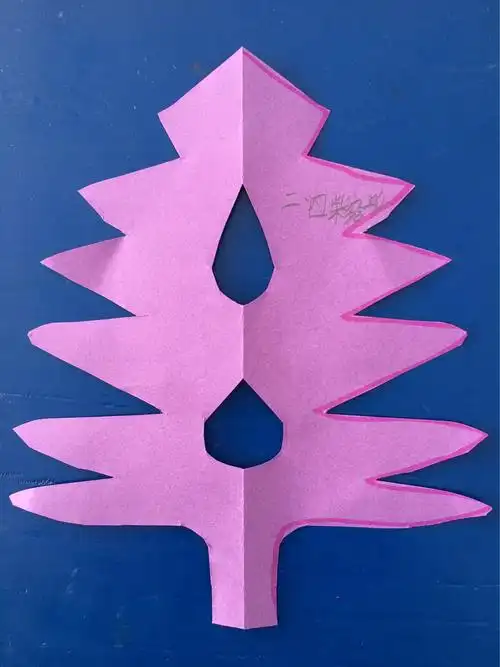 二年级四班《对折剪纸》作品欣赏