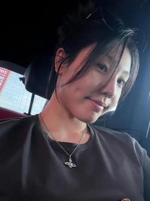 张茹晒美照告别十月 李月汝打趣:张姐你的指甲怎么都不长?