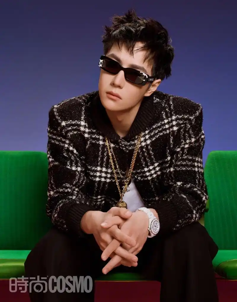 组图:王一博金九大片潮酷优雅 着黑白格纹外套戴墨镜帅气满分