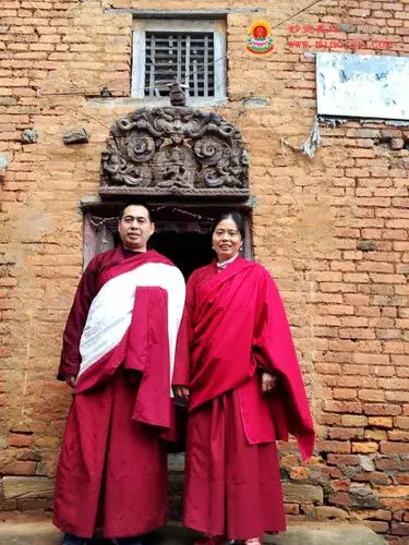 上师父母仁波切在夏扎法王精舍门口