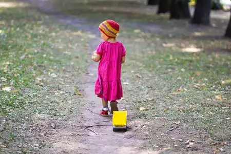 小女孩背影图片