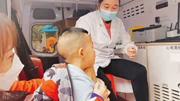 的叔叔阿姨开着车,接我们去医院,带我们排队,登记,测体温,做检查,打针