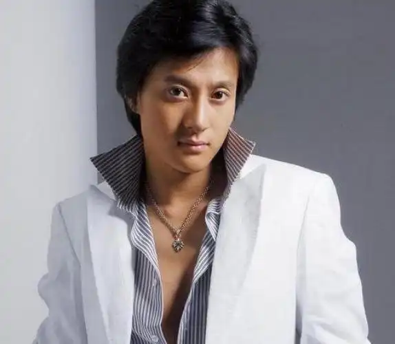 歌手龙飞老婆资料演日本人太好被误解凭神犬奇兵龙飞出名双胞胎女儿太