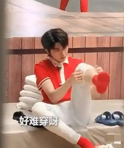 蔡徐坤在后台换袜子被拍谁注意他的脚底板网友三天没洗