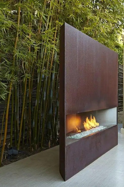 分享10个新鲜有趣的花园创意景墙:1,话剧幕布墙!2,"龇牙咧嘴