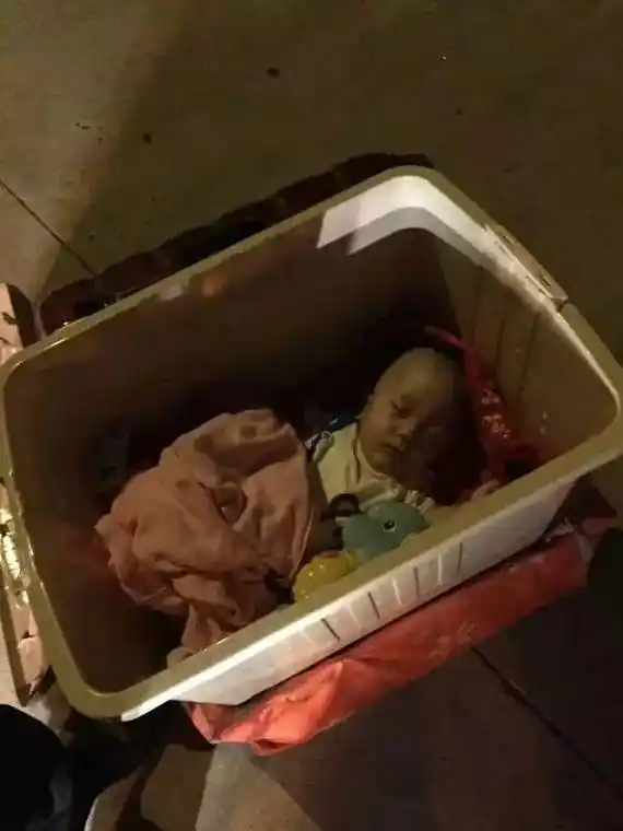 男婴后,交警将其移交至西营门派出所,随后民警又将男婴连夜送到福利院