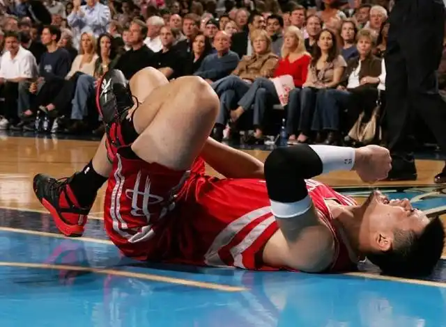 保罗乔治的受伤图片已经难以找到,当时在防守中小腿直接折断,不过在被