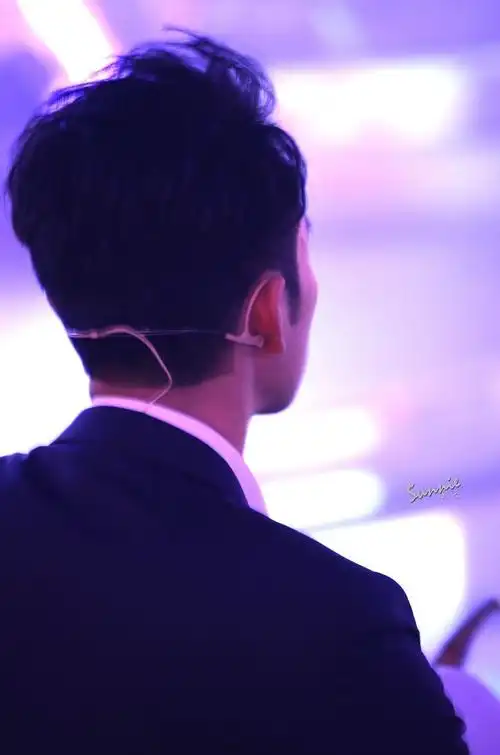 钟汉良# 那熟悉的背影,让人心动,一切记忆又带回了那晚的相望于人 ..