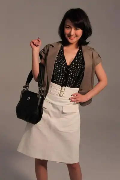 组图:郑亦桐最新知性写真 化身典雅职场丽人