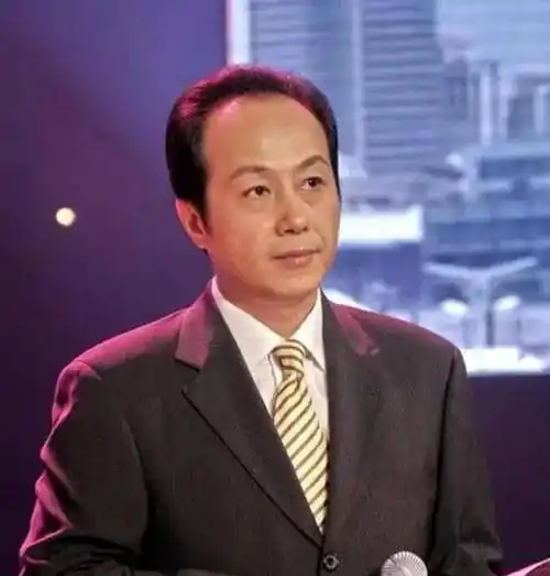 在2004年的一场《新闻联播》中,罗京就遇到了一次最惊险的直播.