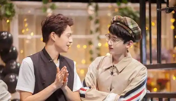 《明侦4》第六期白敬亭最新剧照,白t搭配吊带裤,很有少年气_小白_情感