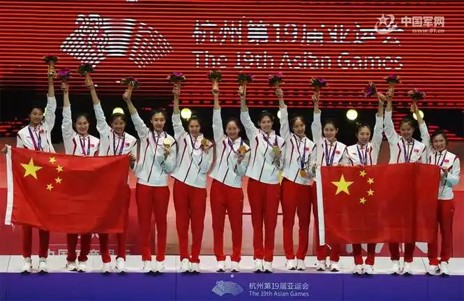 中国女排在颁奖仪式上合影留念.解放军报记者 宋雯 摄