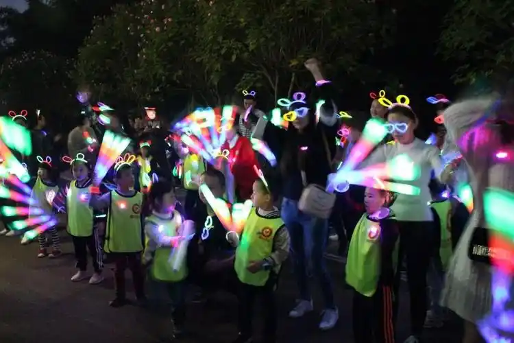 【班级订制回顾】久顺实验幼儿园中一班亲子荧光夜跑活动