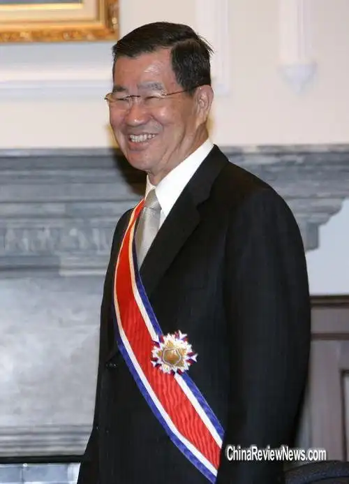 获马英九赠勋 萧万长50年公职画上完美句点(图)