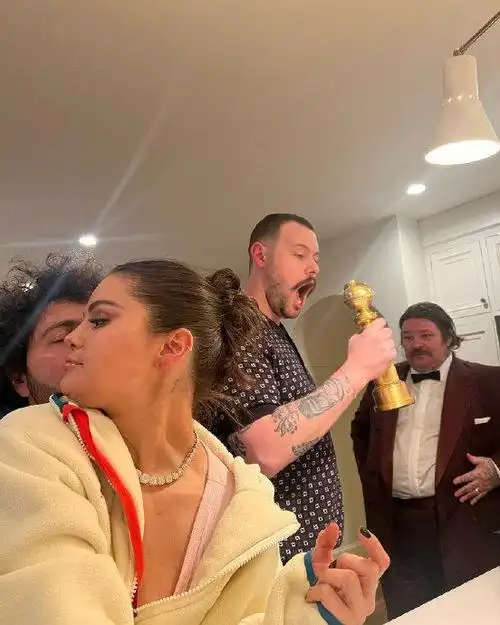 赛琳娜秀与男友benny blanco新照!四字点评