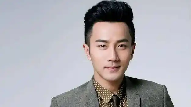 昔日男神刘恺威49岁近况曝光,与友畅饮满面红光,全面隐退带娃