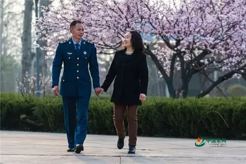 翟文社的爱人在部队超市上班,轮休时和爱人手牵手回家,这也成为营区里