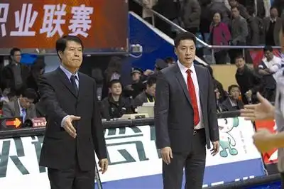 蒋兴权(左)和李春江再次对话