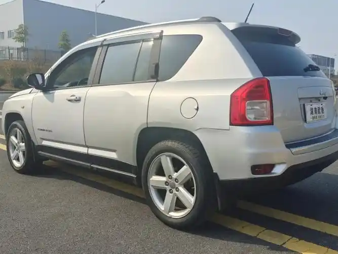 jeep 指南者  2011款 2.4l 四驱豪华版图片