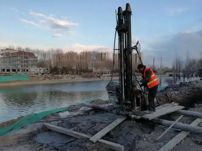 1,河堤防护桩止水帷幕施工(照片)