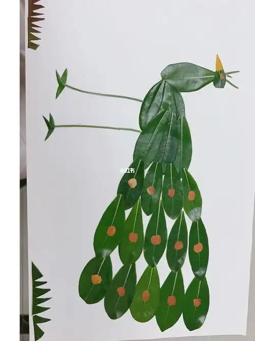 幼儿手工树叶贴画孔雀开屏