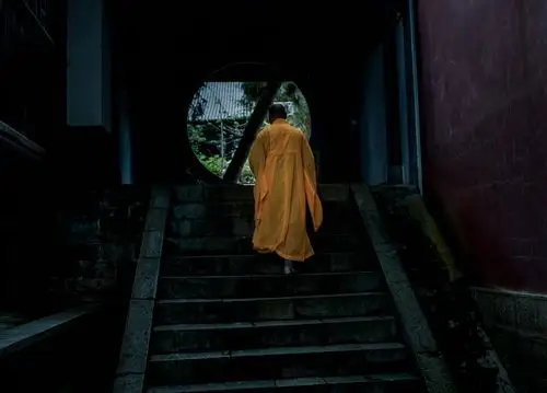 背影中的阿弥陀佛!