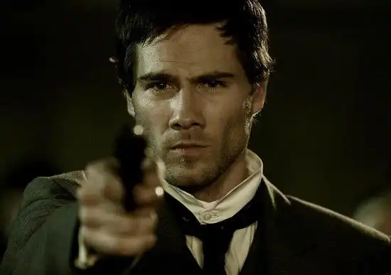 《越狱》男主角米勒出柜 被拍到与出柜男星拍拖_新浪四川时尚_新浪四