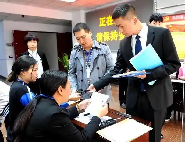 事务,是公共事业的服务人员,其中包括警察,基层公务员和女性公务员