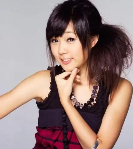 图黑涩会美眉丫头现状惨出道11年才买第1套房