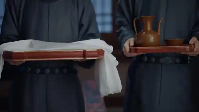 寇珠最后被赐死,赏赐了毒酒和白绫,让她选.