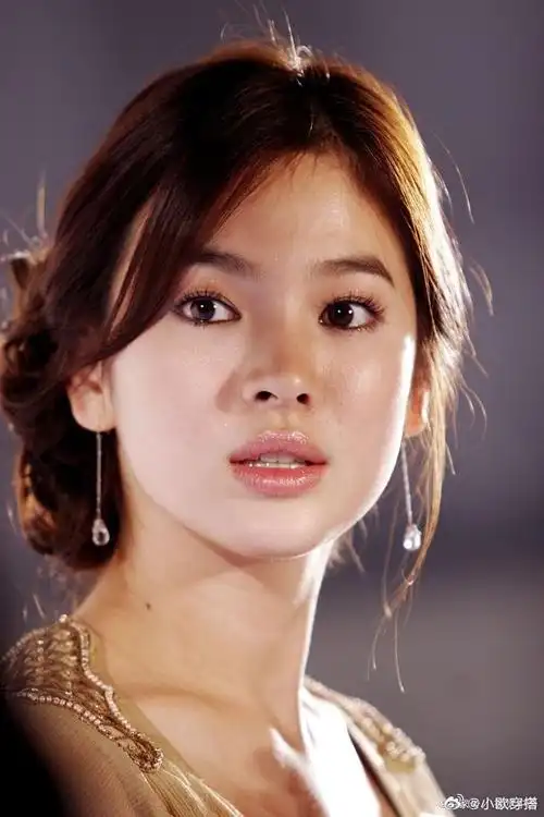 7815宋慧乔在韩国真是一个神奇的存在,绯闻不少,丑闻不多,在韩国