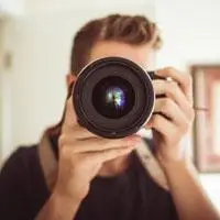 摄影师图片头像正在拍照的男摄影师图片